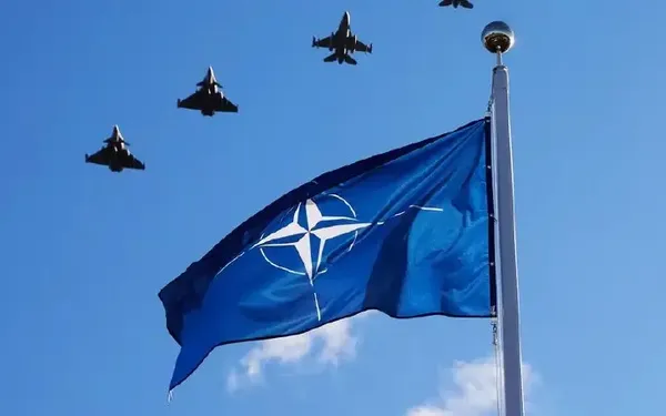 nato teyyareleri bayraq fonunda