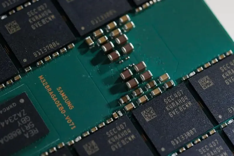Samsungun gəlirləri artsa da səhmləri düşüb