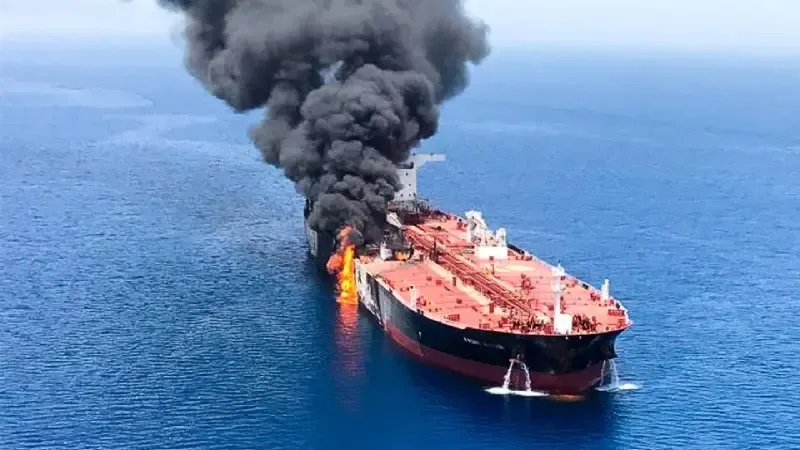 Hörmüz boğazında iki nəhəng tanker vurulub