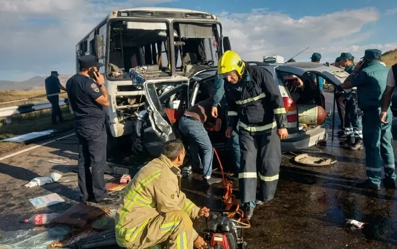 Ermənistanda avtobusla avtomobil toqquşdu: 5 nəfər öldü